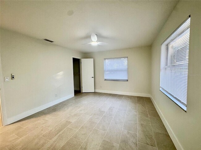 Building Photo - 2559 W Lake Dr