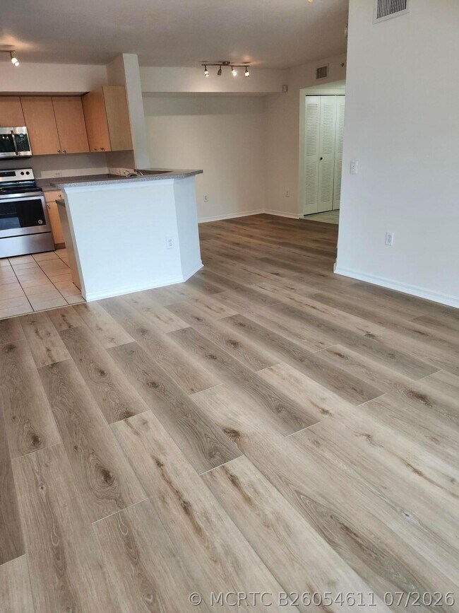 Building Photo - 1009 Villa Cir