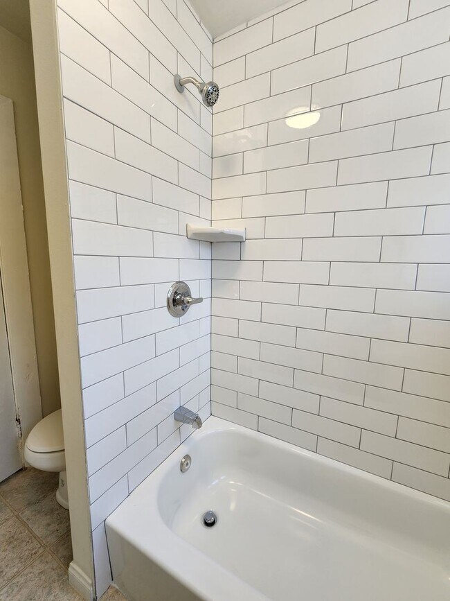 Building Photo - Charming 3 Bedroom / 2 Bathroom Home with ...
