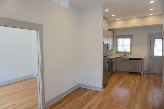 Building Photo - 2 BED | 2 BATH | HISTORIC DISTRICT | GATED BACKYARD WITH PORCH