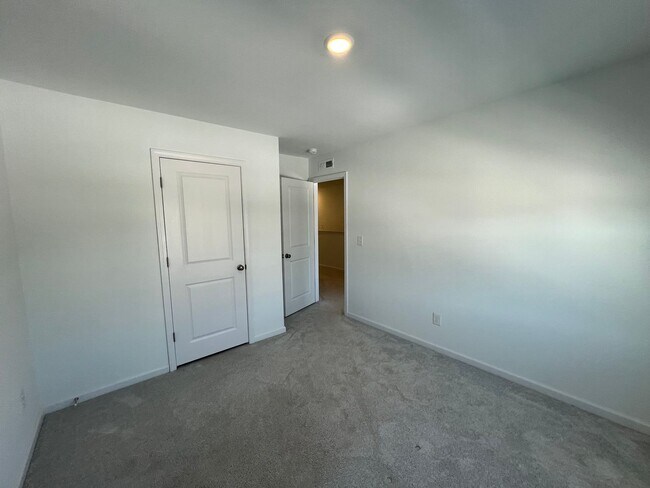 Building Photo - 815 Basswood Gln Trl