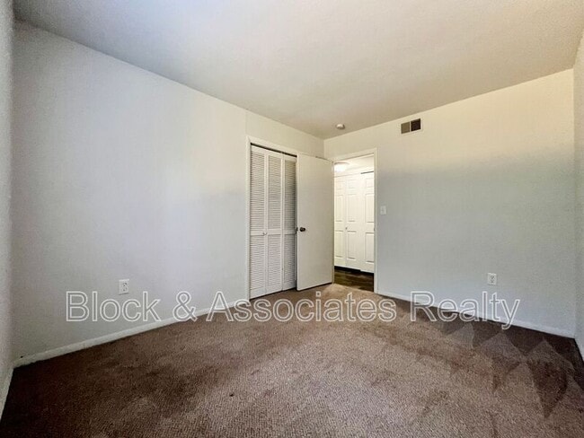 Building Photo - 2250 Sunderland Rd