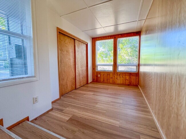 Building Photo - Freshly Updated 4-Bed Retreat Centrally Located in Bellingham