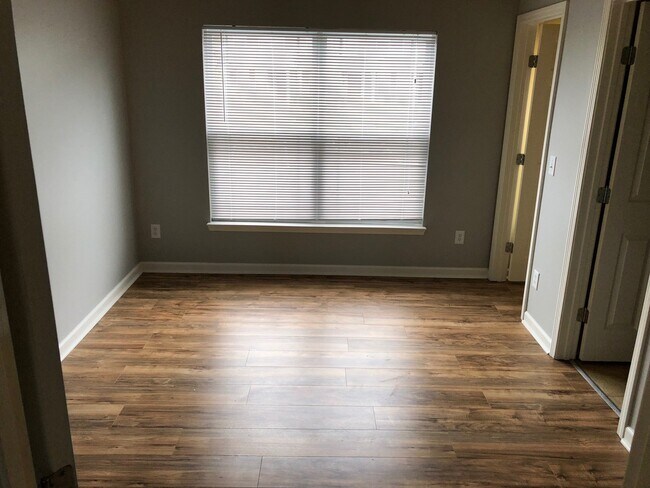 Building Photo - 2 Bedroom, 2.5 Bath Townhouse
