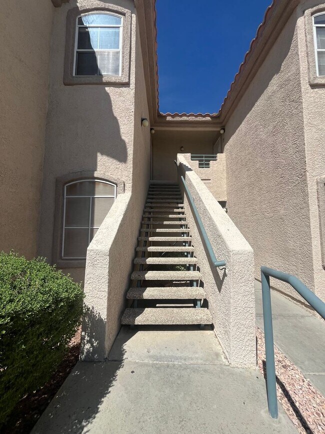 Building Photo - 2 bed, 2 bath condo located in gated community w/lush landscaping, 2 pools, spas, BBQ areas & clu...