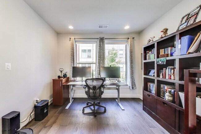 Building Photo - Stunning Contemporary Townhome - 4 Bedroom...