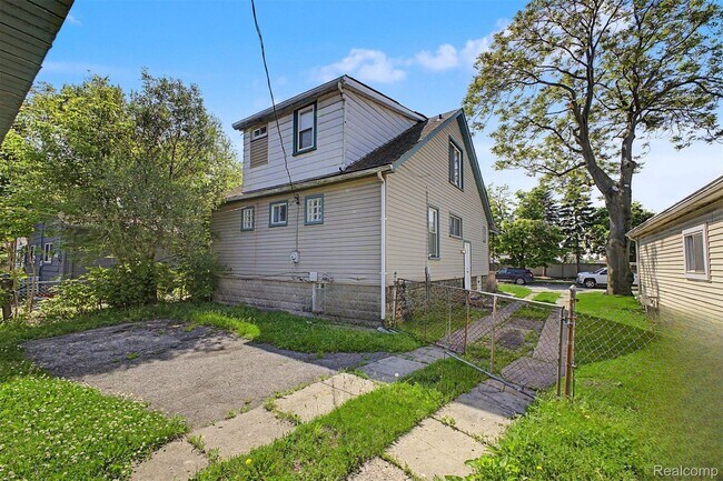Building Photo - 1301 E Muir Ave