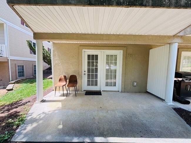 Building Photo - 204 Heights Ln