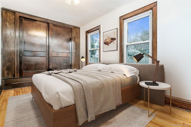 Building Photo - 721 River St