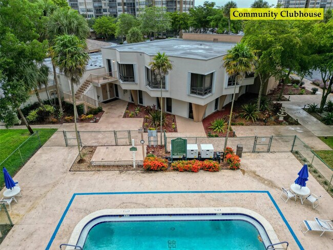 Building Photo - 1100 St Charles Pl