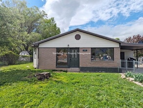 Building Photo - 2 bed 1 bath duplex