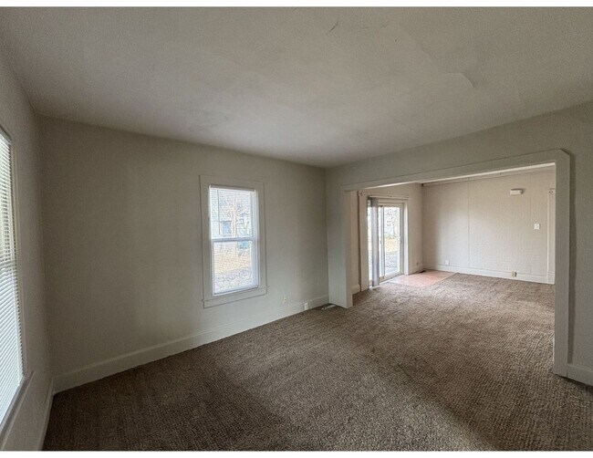 Building Photo - 1313-1315 Green Bay St