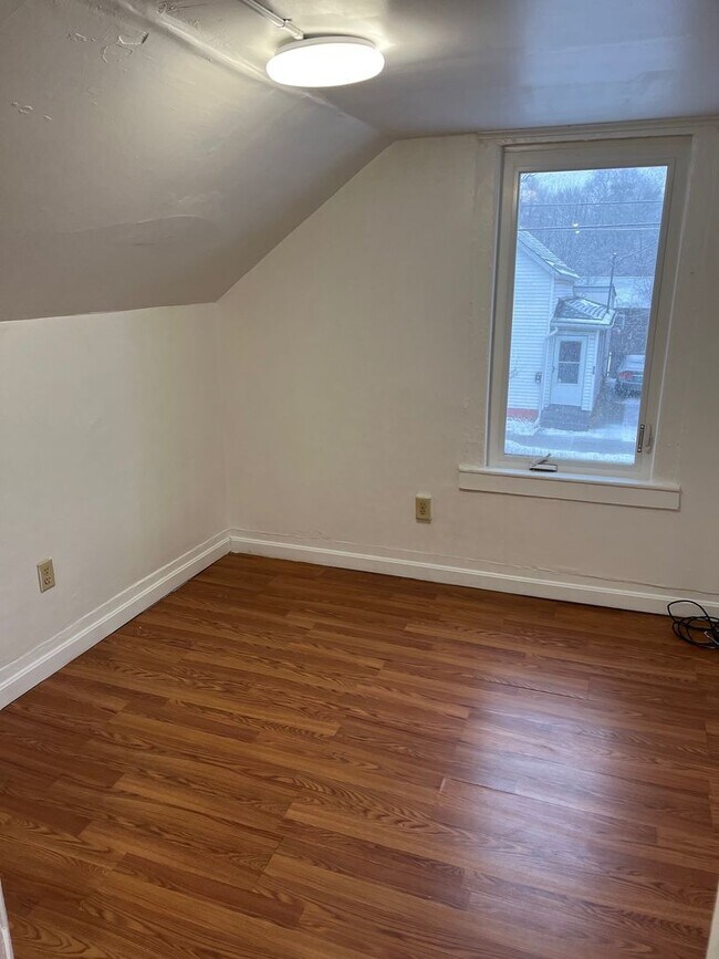 Building Photo - 15-17-17 Peru St