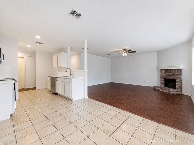 Building Photo - 2374 Somerset Dr