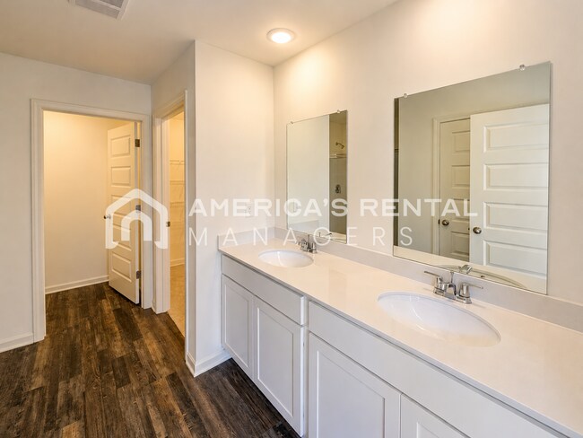 Building Photo - 309 Oakmont Cir