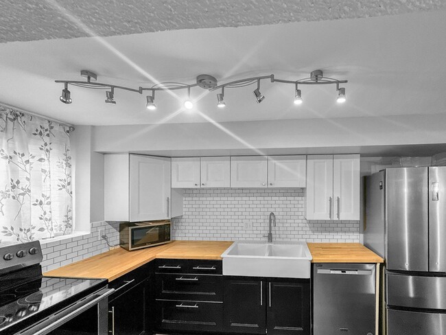 Building Photo - 2 Bedroom, 1 Bath on Peak 8! Updated unit,...