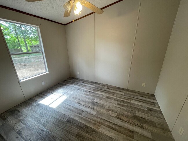Building Photo - Looking for Acreage? This updated 3 bed, 2 bath home with an inside laundry room sits on 1.5 Acre...