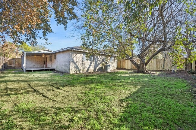 Building Photo - 7323 Wovenwood Ln