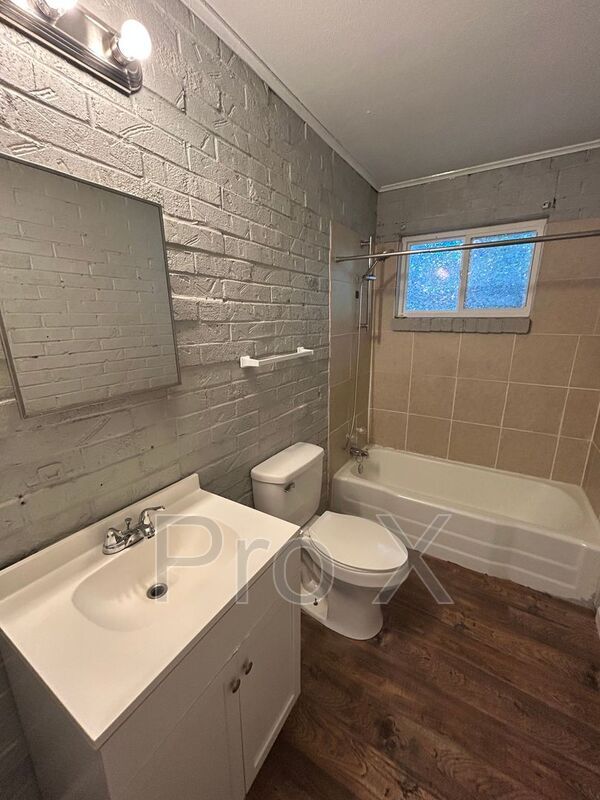 Building Photo - 402 Dyer St