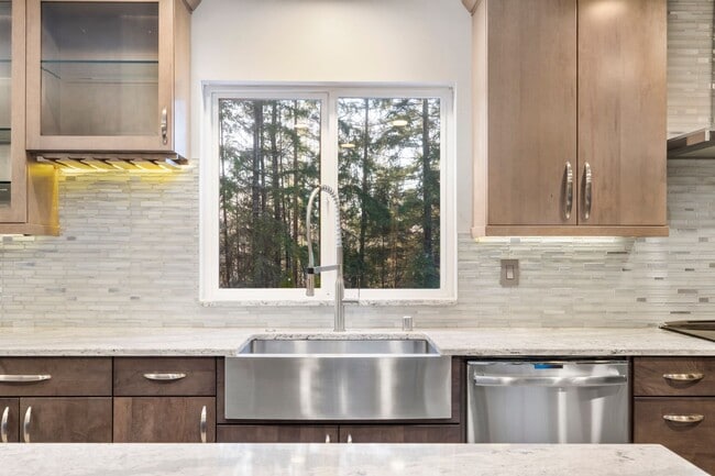 Building Photo - Immaculately maintained rambler in Sammamish with huge yard!!