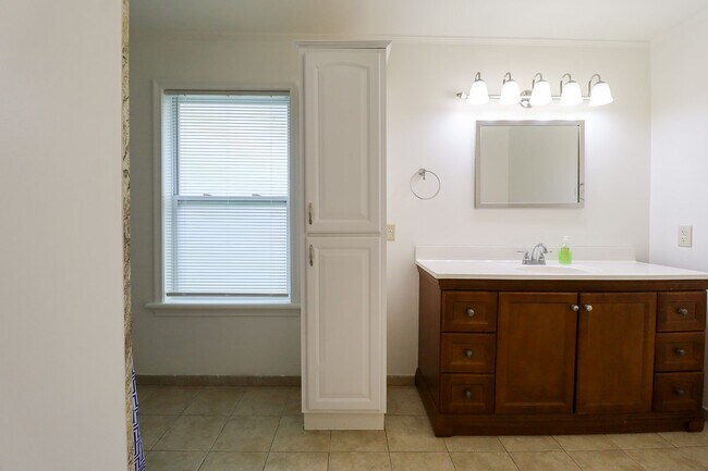 Building Photo - Charming 2 Bed, 1 Bath Home!