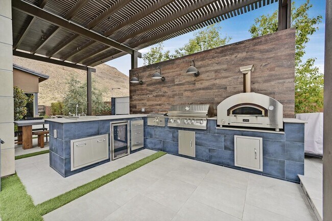 Building Photo - 6690 Interstellar St