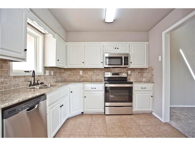 Building Photo - 14 Shakespeare Dr