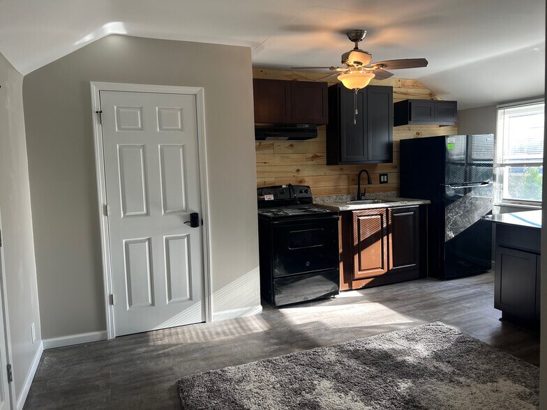 Building Photo - 629 Clinton St