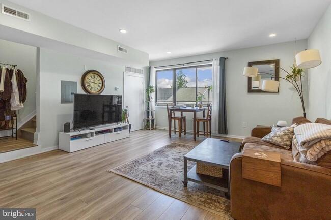 Building Photo - 381 Martin St