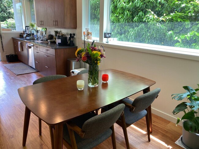 Building Photo - Sola 16