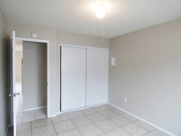 Building Photo - 1907 Lewis Ave