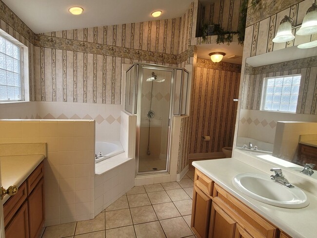 Building Photo - MODERN 3/2 w/ Garage, Spa Tub, Wood Floors...