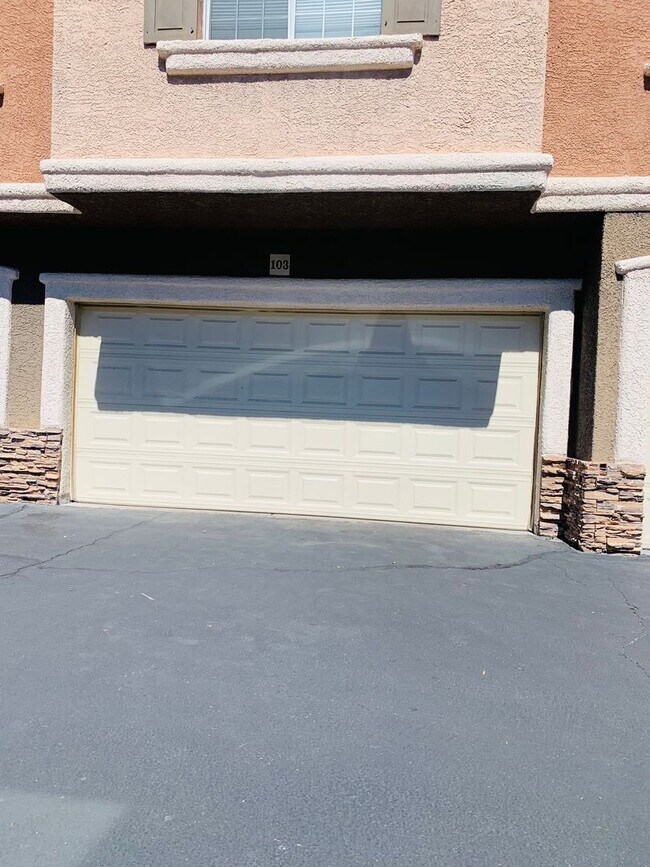 Building Photo - 3 bed, 2 bath, 2 car garage townhouse for ...