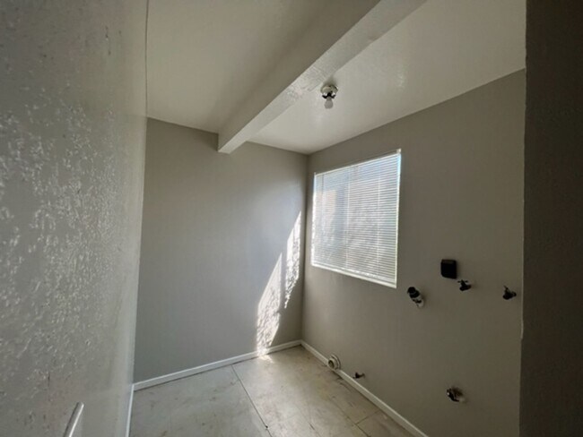 Building Photo - 1063-1067 S. Park Ave