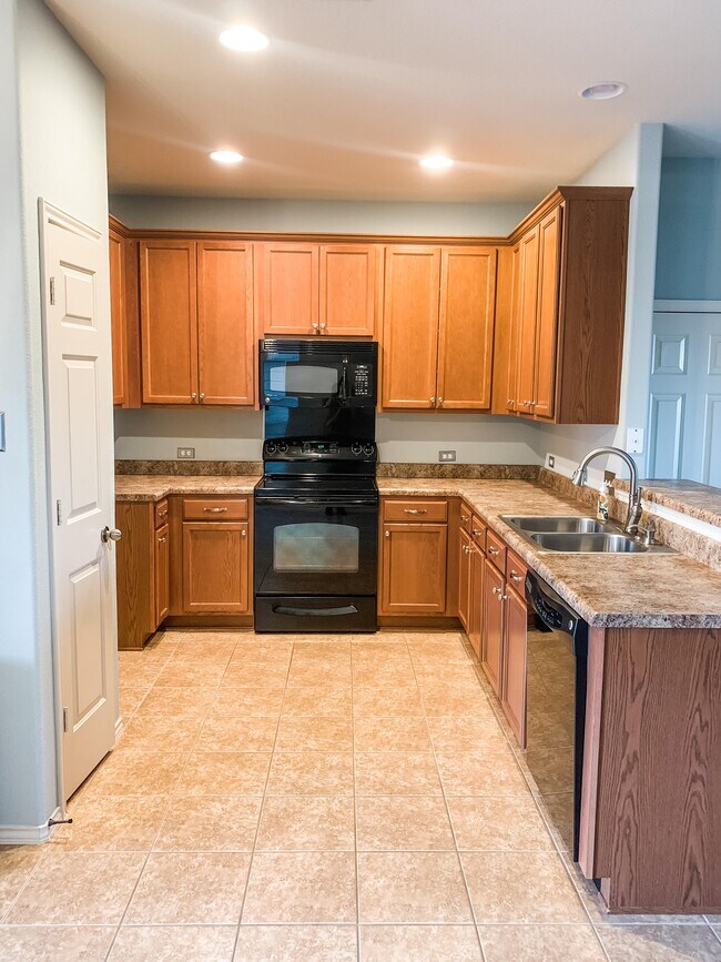 Building Photo - 1702 Sand Hills Dr