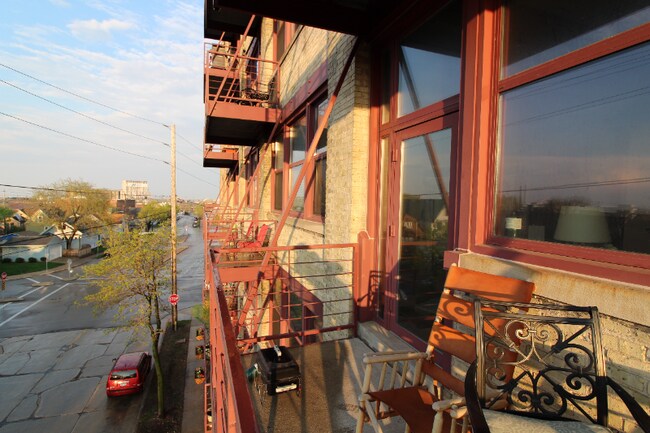 Building Photo - 215 W Maple St