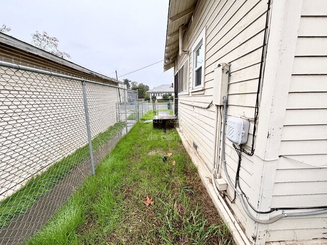 Building Photo - 107 W 19th St