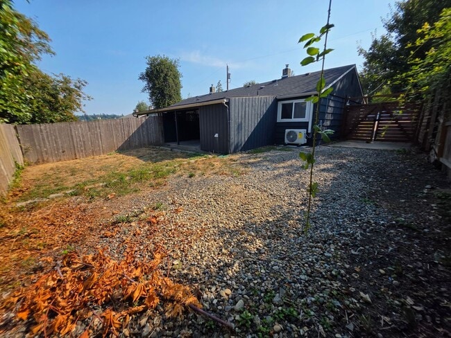 Building Photo - Remolded Bremerton Duplex with fully fence...