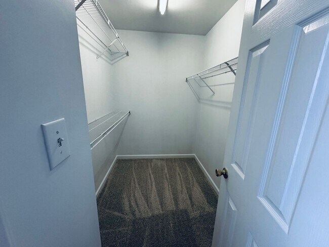 Building Photo - 7136 Roaming Path Ct