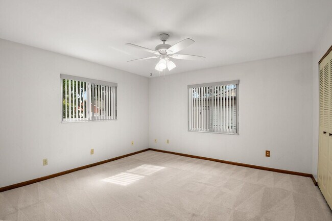 Building Photo - Home For Rent in St Petersburg!