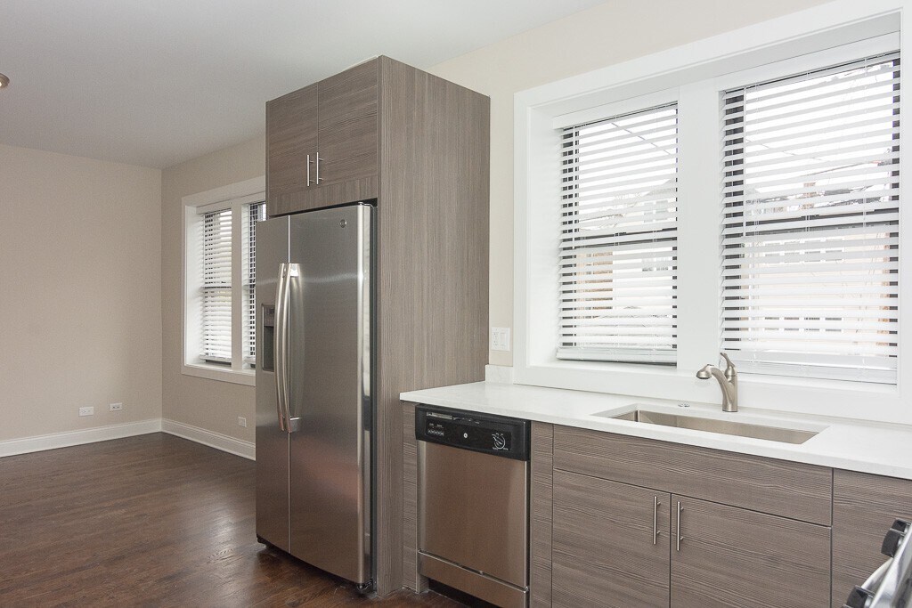 Building Photo - 2228 N Sawyer Ave