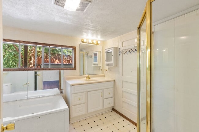 Building Photo - 135 S Path