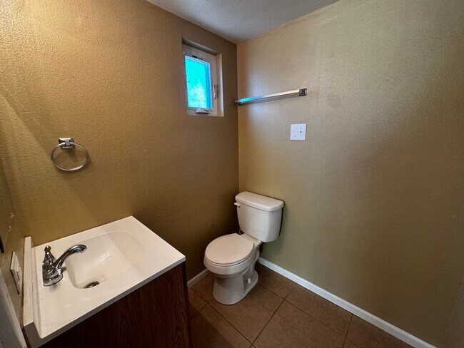 Building Photo - Beautiful 3 bedroom 2 bathroom home.