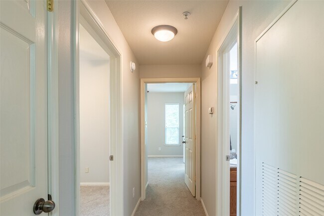 Building Photo - 6607 Lake Woodlands Dr