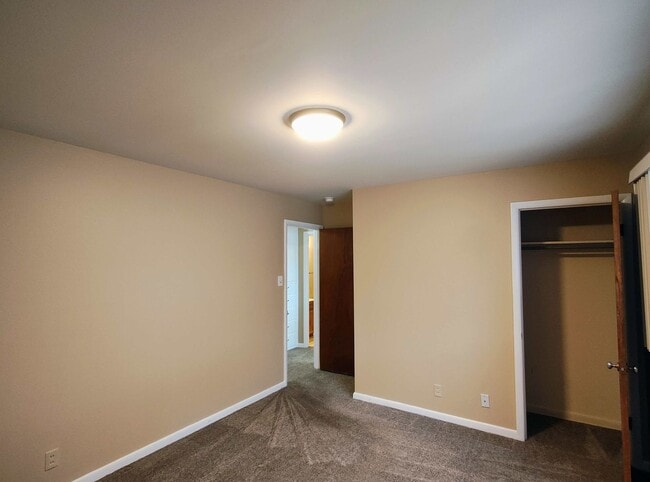 Building Photo - 3 Bd 2 Bath Over 2500 sq ft in Sandy