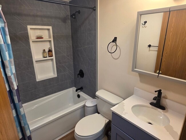 Building Photo - Updated 3 bedroom Kenosha home