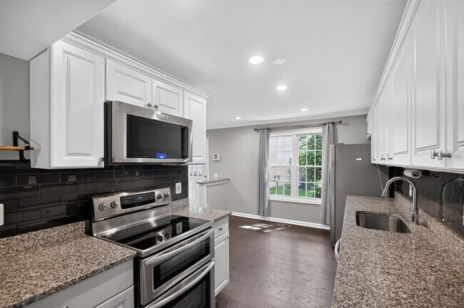 Building Photo - Well maintained, Bright & Spacious 3 BR/3.5 BA Townhome w/ Parking & Private patio - Pets Welcome!