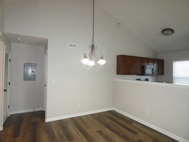 Building Photo - Beautiful Condo!