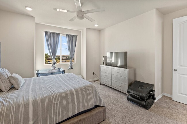 Building Photo - Bright and Beautiful Home with Gourmet Kitchen & Hardwood Floors