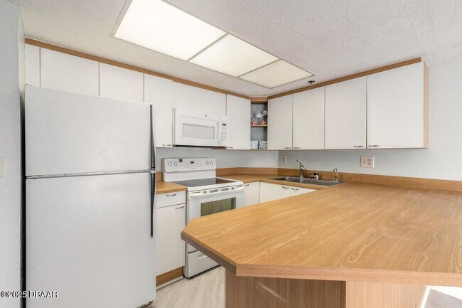 Building Photo - Coastal Living meets convenience in the He...